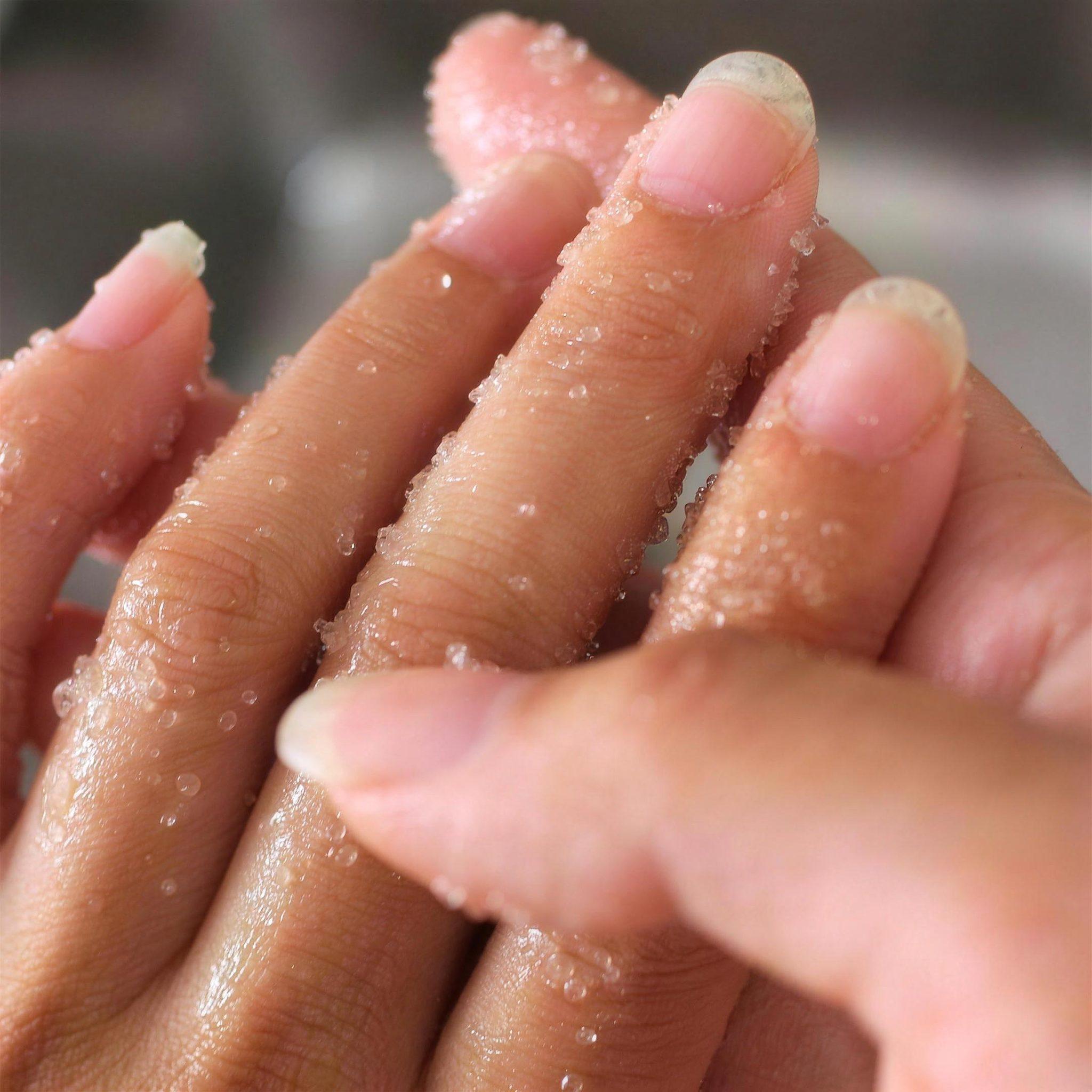 Classic Manicure & DND Gel
