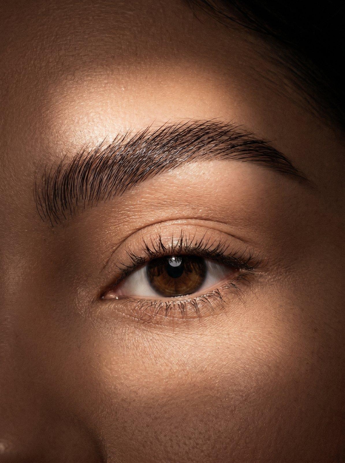 Cuida extensiones y cejas